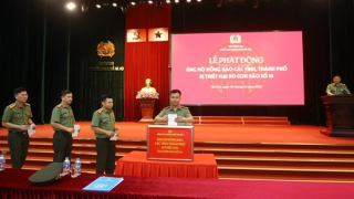 Công an Hà Nội chung tay sẻ chia, ủng hộ đồng bào bị thiệt hại do bão số 10