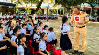 Lan tỏa sâu rộng pháp luật giao thông trong các trường học ở Khánh Hòa