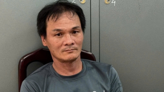 Dùng lưỡi liềm khống chế người phụ nữ để cướp dây chuyền