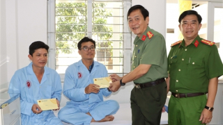 Thăm hỏi 2 cán bộ Công an bị thương khi làm nhiệm vụ