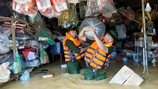 CBCS Công an tích cực hỗ trợ dân trong hoàn lưu bão số 11