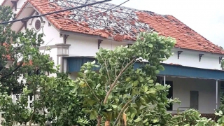 Lốc xoáy quét qua Hải Phòng, nhiều nhà dân bị thiệt hại