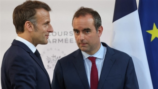 Sóng gió bủa vây chính trường Pháp