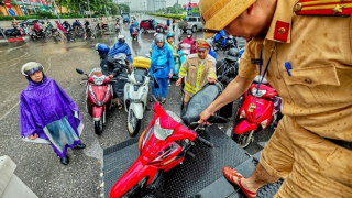 Hình ảnh làm ấm lòng người dân trên đường phố Thủ đô giữa ngày mưa bão