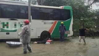 Hà Nội: 6 người bị điện giật do rò rỉ điện từ cột chiếu sáng trên đường Tú Mỡ