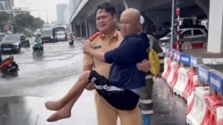 Cán bộ Phòng CSGT  Công an TP  Hà Nội  giúp người nhiều dân đi điều trị bệnh trong mưa bão