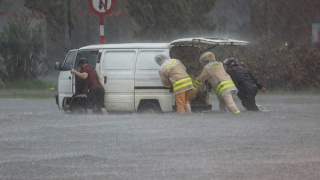 Hà Nội vận hành nhiều trạm bơm tiêu thoát nước 122 điểm úng ngập