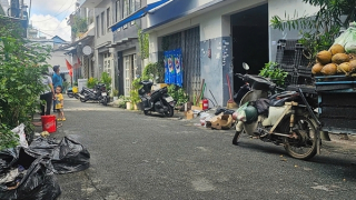 Hai mẹ con được người dân giải cứu khỏi đám cháy căn nhà thuê trong hẻm