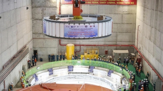 Hạ đặt thành công rotor tổ máy số 2 - Dự án thủy điện Hòa Bình mở rộng