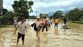 Những bàn tay ấm giữa mùa mưa lũ