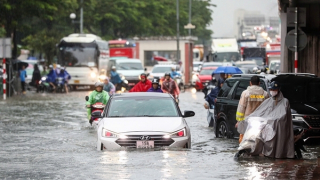 Hà Nội: Mưa như trút nước, hàng loạt tuyến đường ngập sâu