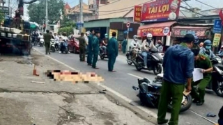 Xe tải cẩu lao qua làn ngược chiều tông tử vong người điều khiển mô tô