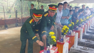 Truy điệu và an táng 14 hài cốt liệt sĩ tại Nghĩa trang liệt sĩ xã Khe Sanh