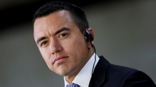 Người biểu tình tấn công xe chở Tổng thống Ecuador