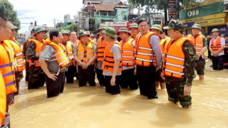 Thủ tướng thị sát tình hình, thăm hỏi người dân Thái Nguyên bị ảnh hưởng bão số 11