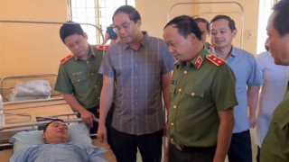 Thứ trưởng Đặng Hồng Đức thăm, động viên cán bộ Công an tỉnh Thái Nguyên bị thương khi cứu dân chạy lũ