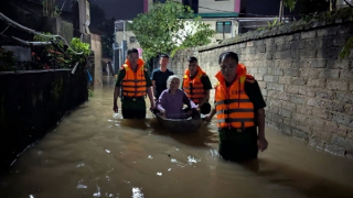 Công an tỉnh Bắc Ninh chạy đua với lũ, cứu người dân ra khỏi vùng ngập sâu