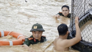 Hình ảnh CBCS Công an Bắc Ninh dầm mình cứu dân khiến nhiều người cảm phục