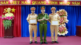 Khen thưởng 2 cán bộ CSGT có thành tích bắt tội phạm ma túy