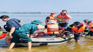 Những hình ảnh xúc động của CBCS Công an Thủ đô hỗ trợ người dân ứng phó với mưa lũ