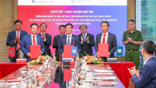 Agribank và Trung tâm phục vụ hành chính công Hà Nội hỗ trợ người dân thực hiện dịch vụ công tại điểm giao dịch của ngân hàng
