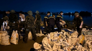 Công an tỉnh Bắc Ninh xuyên đêm hộ đê, cứu dân trong mưa lũ