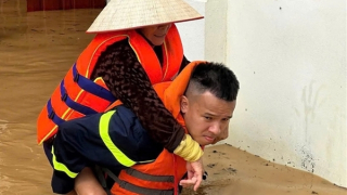 Công an Thái Nguyên căng mình hộ đê, hỗ trợ di dời người dân ra khỏi vùng ngập lụt