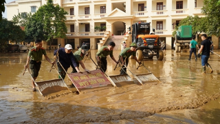 Công an Thái Nguyên dọn dẹp vệ sinh môi trường sau mưa lũ