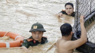 Thời sự và Suy ngẫm: Siết chặt tay nhau vượt qua mọi gian khó
