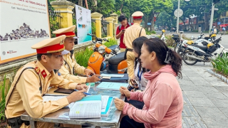 Hàng loạt học sinh cùng phụ huynh vi phạm giao thông bị CSGT xử phạt