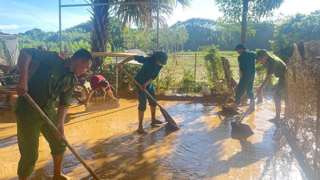 Công an Bắc Ninh giúp dân khắc phục hậu quả thiên tai, đảm bảo an toàn đê điều