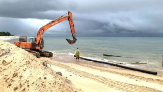 Khẩn trương thi công kè mềm ngăn sạt lở bờ biển Thuận An