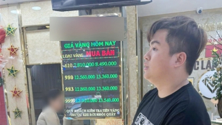 Đến nhà bạn học chơi, lẻn vào buồng “chôm” vàng của mẹ bạn