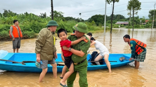 Công an Lào Cai kiên quyết vận động di dời, giúp 452 người dân thoát chết trong gang tấc