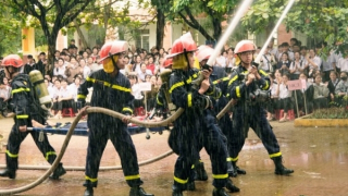Đắk Lắk: Gần 1.200 giáo viên, học sinh trải nghiệm kỹ thuật chữa cháy và cứu nạn