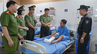 Thăm hỏi, động viên cán bộ bị thương khi giúp đỡ nhân dân trong lũ lụt