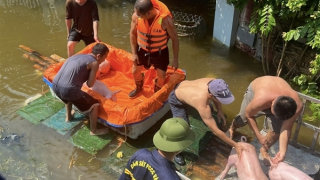 Công an Bắc Ninh giúp nhân dân khắc phục hậu quả lũ lụt