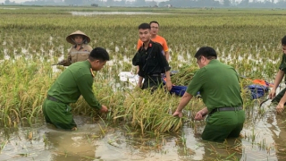 Công an TP Hà Nội hỗ trợ nhân dân sớm ổn định cuộc sống sau mưa lũ
