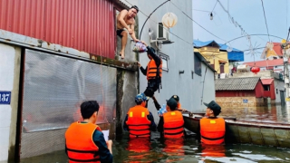 Toả sáng hình ảnh Cảnh sát cơ động giúp dân nơi tâm lũ