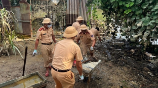 Nước lũ rút, CSGT Hà Nội giúp dân khắc phục hậu quả, dọn dẹp nhà cửa