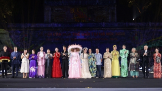 Đấu giá, quyên góp 2,5 tỷ đồng ủng hộ đồng bào bị ảnh hưởng bão lũ