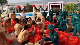 Hàng trăm cán bộ Công an Hà Nội tổng lực giúp người dân xã Trung Giã sau bão số 11