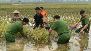 Sát cánh giúp dân trong bão lũ - minh chứng phản bác các thông tin sai trái