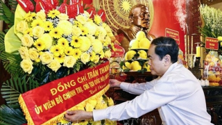 Chủ tịch Quốc hội Trần Thanh Mẫn dâng hương tưởng nhớ Chủ tịch Tôn Đức Thắng