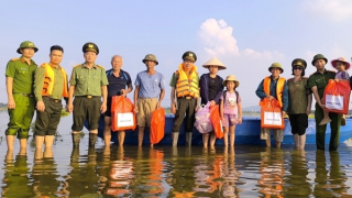 Hàng nghìn suất quà trao tặng nhân dân vùng bão lũ tỉnh Bắc Ninh