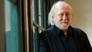 Nobel văn học 2025  với “những áng văn dài dòng, quanh co”