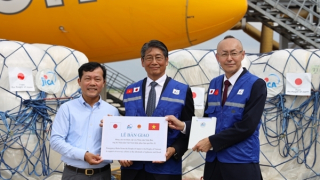 Tiếp nhận hàng cứu trợ quốc tế cho người dân bị ảnh hưởng do bão