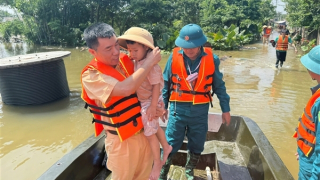 Chiến sĩ áo vàng giúp dân trong vùng tâm mưa ngập úng