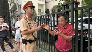 Tài xế vi phạm nồng độ cồn lái ô tô nổ 2 lốp đi ngược chiều