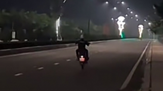 Chồng “biểu diễn” xe môtô, vợ đăng TikTok cổ vũ